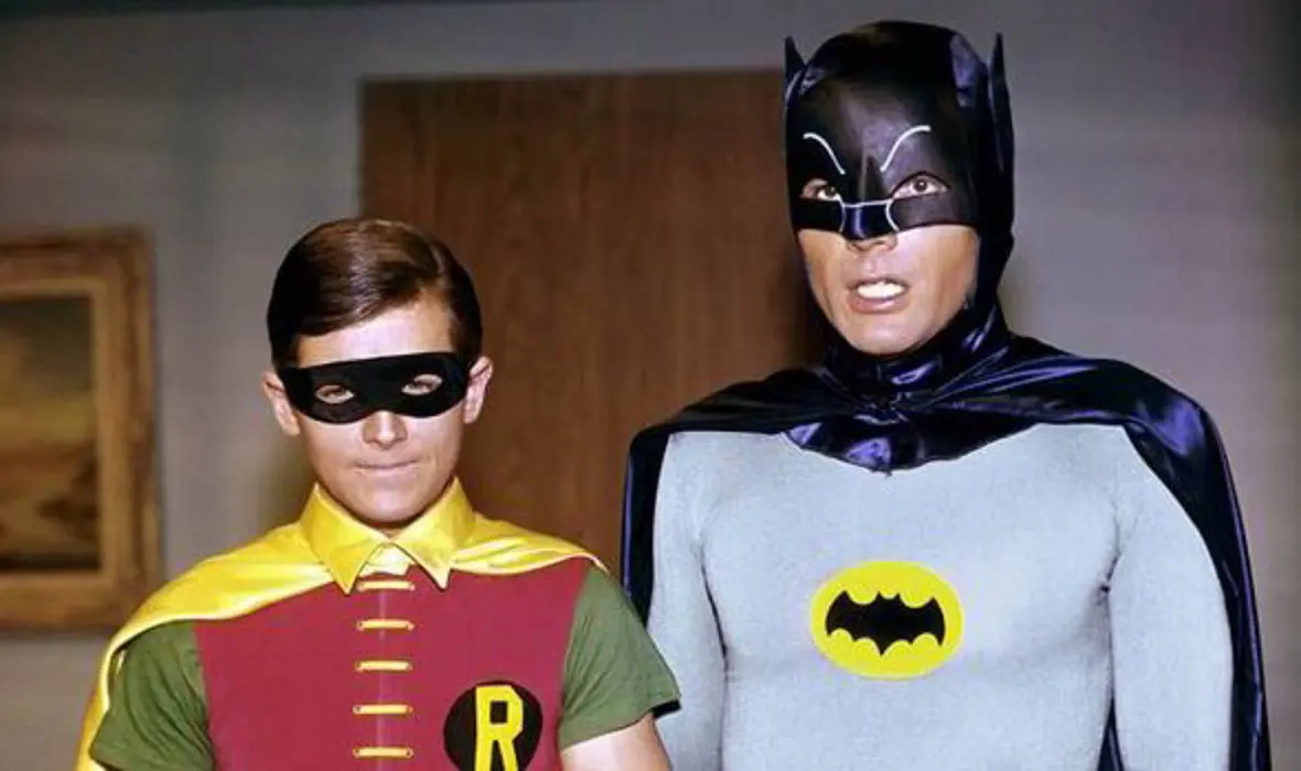 Burt Ward dan Adam West di puncak popularitas saat serial Batman sangat terkenal pada 1966 (E!)