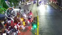CCTV perlihatkan geng motor menganiaya pengendara di Kota Metro, Lampung. (Liputan6.com/Istimewa)