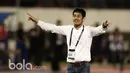 Pelatih Semen Padang, Nilmaizar merayakan kemenangan atas Bhayangkara FC pada babak delapan besar Piala Presiden 2017 di Stadion Manahan, Solo. Jumat (26/2/2017). (Bola.com/Nicklas Hanoatubun)