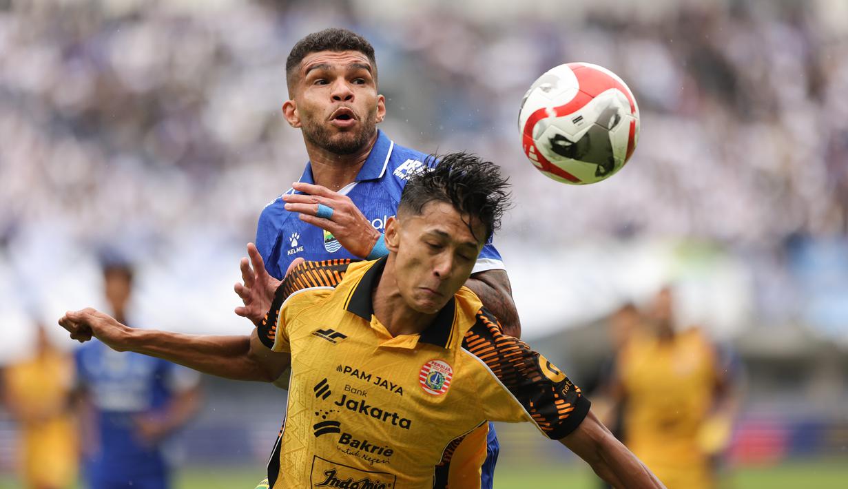 Sebaliknya, Maung Bandung cenderung melancarkan serangan balik cepat. Tampak dalam foto, pemain Persib dan Persija berebut penguasaan bola atas saat pertandingan pekan ke-17 BRI Super League 2025/2026 di Stadion Gelora Bandung Lautan Api (GBLA), Bandung, Jawa Barat, Minggu 11 Januari 2026. (Bola.com/Abdul Aziz)