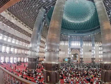Umat Islam saat mengikuti ibadah shalat Jumat pertama Ramadhan 1444 Hijriyah di Masjid Istiqlal,Jakarta, Jumat (24/3/2023). (Liputan6.com/Angga Yuniar)