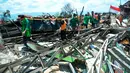 Tim penyelamat membawa tubuh korban setelah gempa dan tsunami menghantam Palu, Sulawesi Tengah, Senin (1/10). Sebanyak 18 negara menawarkan bantuan untuk bencana gempa dan tsunami Palu-Donggala. (AP Photo/Rifki)