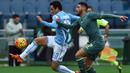 Pemain Lazio Felipe Anderson (kiri) berebut bola dengan pemain Palermo Achraf Lazaar pada lanjutan liga Serie A  Italia di Stadion Olimpiade, Roma, MInggu (22/11/2015). (AFP Photo/Gabriel Bouys)