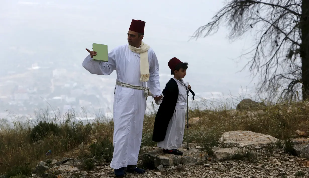 Keluarga Samaritan melakukan kegiatan ziarah tradisional di Gunung Gerizim, Nablus, (27/4).Anggota komunitas ini semakin lama semakin sedikit dan terancam punah  akibat kegiatan sosial mereka sendiri yang tertutup. ( REUTERS / Abed Omar Qusini)  