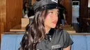 Fuji mengenakan kemeja pendek dan rok pendek serba hitam, lengkap dengan atributnya. Dengan seragam polwan lengkap, ia menampilkan sisi yang lebih serius namun tetap memukau. [@fuji_an].