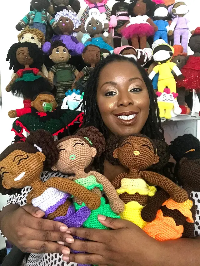 Aniqua Wikerson bersama boneka-boneka buatannya/dok.  Aniqua Wikerson