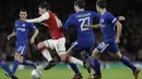 Aksi pemain Arsenal, Mesut Ozil melewati kepungan pemain Chelsea pada laga semifinal Piala Liga Inggirs di Emirates stadium, London, (24/1/2018). Arsenal menang 2-1. (AP/Matt Dunham)