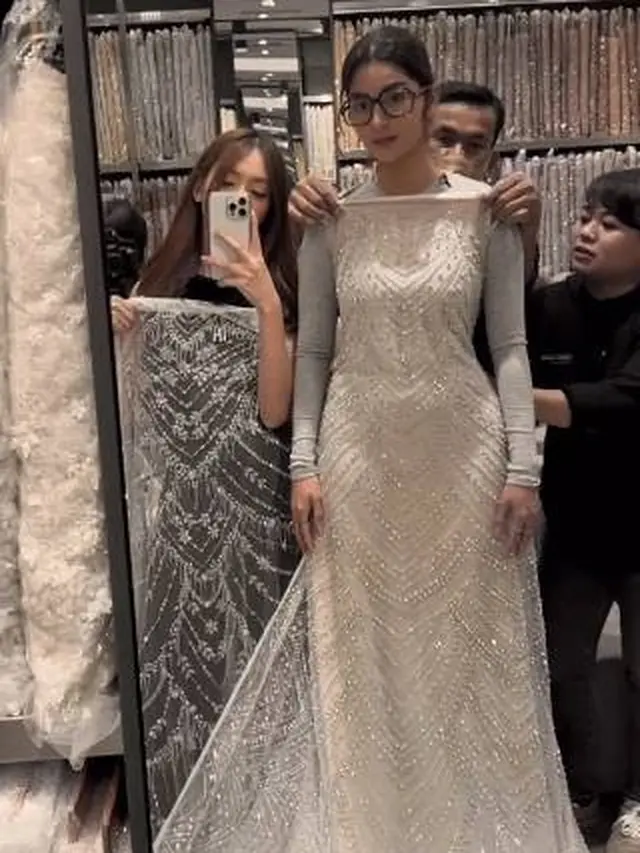 Makin Dekat Pelaminan, Ini 7 Momen Debi Sagita Pilih Kain untuk Gaun Pengantin