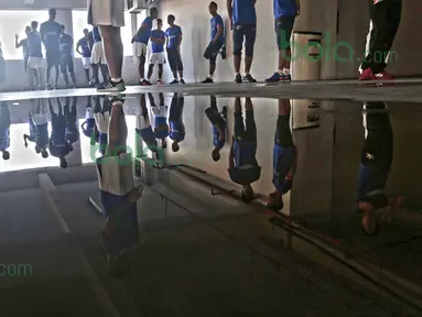 Para Pemain T-Team saat  berlatih di parkiran mobil Hotel Tower Regency di Ipoh, Perak, Malaysia, Sabtu (30/01/2016). (Bola.com/Nicklas Hanoatubun)
