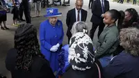 Ratu Inggris Elizabeth dan Pangeran William mengunjungi korban kebakaran apartemen London di Westway Sports Center. (AP)