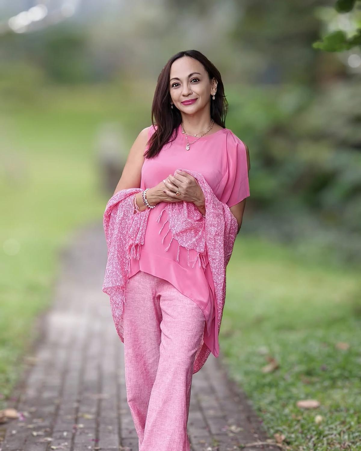 Potret Cantik Gladys Suwandhi yang Sudah 55 Tahun Tapi Tetap Awet Muda dan Masih Menawan