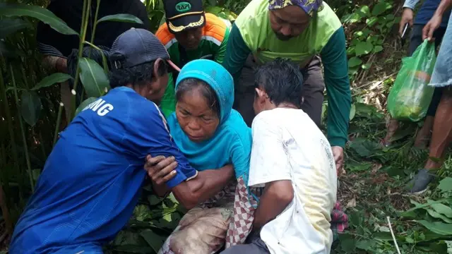 Nenek Katiyem shock dan tak bisa menjelaskan penyebab ia hilang misterius. (Foto: Liputan6.com/TRC BPBD BMS/Muhamad Ridlo)