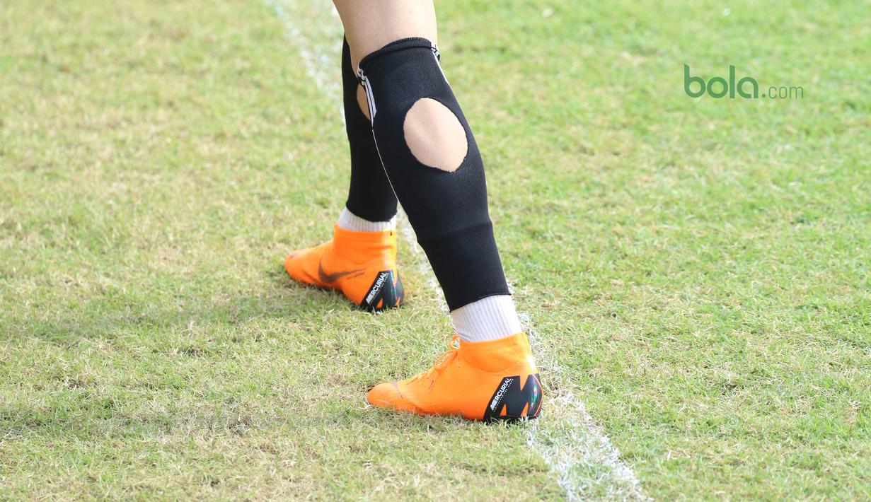 Kaos kaki bolong yang digunakan Marko Simic saat sesi latihan jelang melawan Tampines Rovers Piala AFC 2018 di Lapangan ABC, Senayan, Jakarta (27/2/2018). Marko Simic menjadi menjadi salah satu andalan Persija musim 2018. (Bola.com/Nick Hanoatubun)