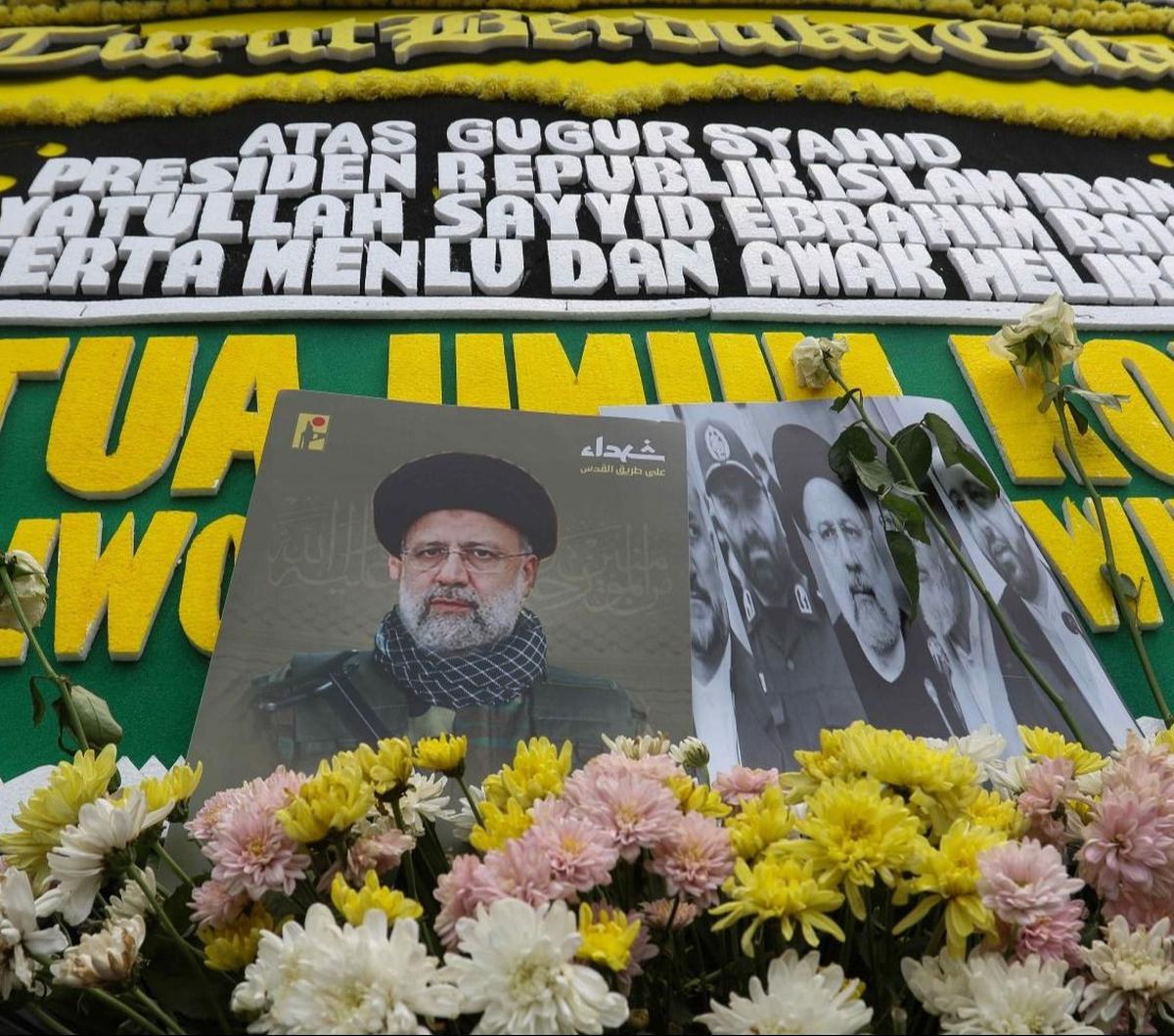 Sederet karangan bunga menghiasi depan Kantor Kedutaan Besar Iran, Jakarta, Selasa (21/5/2024). Karangan bunga tersebut untuk memberikan bela sungkawa atas insiden meninggalnya Presiden Iran, Menteri Luar Negeri, beserta rombongan. Foto: Liputan6.com / He