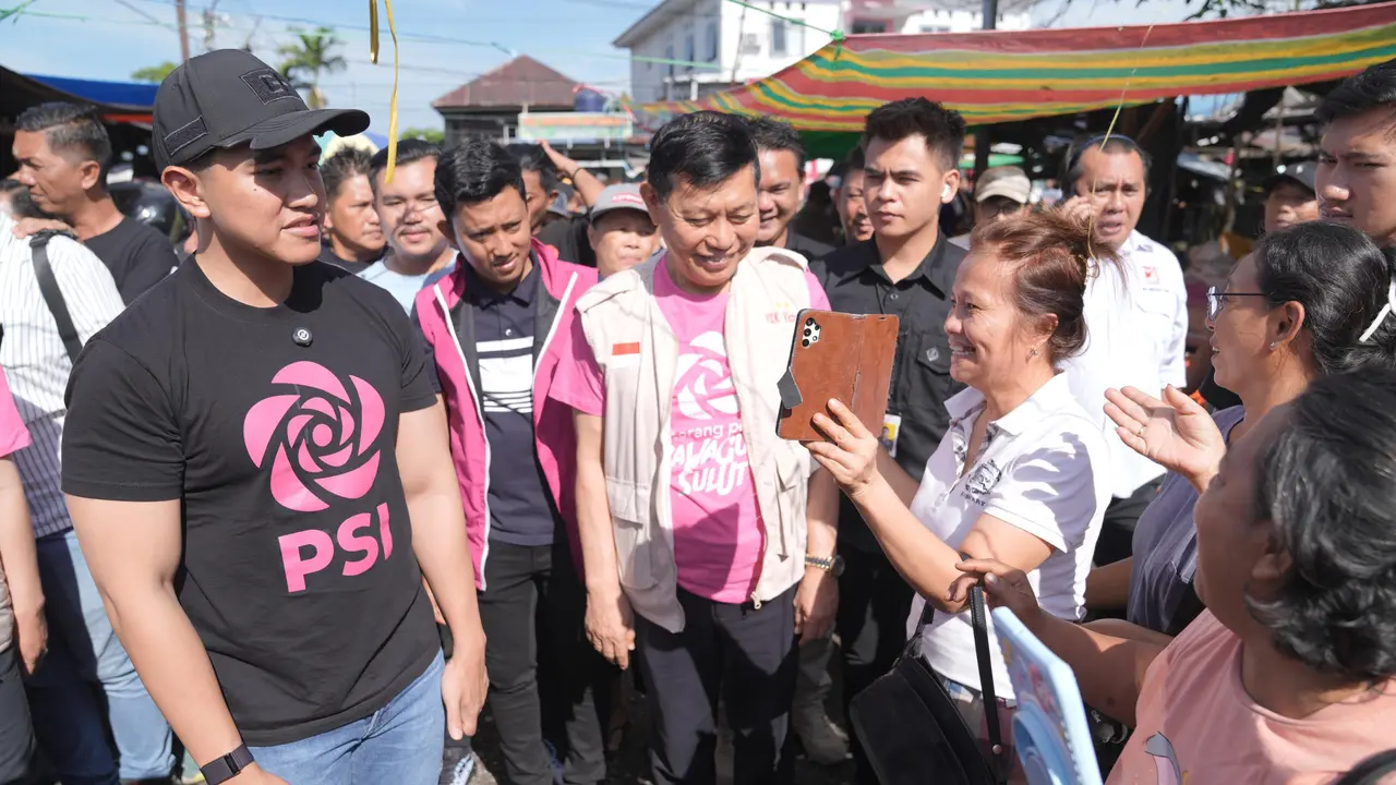Ketua Umum Partai Solidaritas Indonesia (PSI) Kaesang Pangarep kembali melakukan safari politik jelang pencoblosan Pilkada 2024. Kali ini dia blusukan ke Pasar Airmadidi, Minahasa Utara, Sulawaesi Utara.