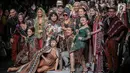 Desainer Anne Avantie bersama para model seusai memperagakan busana bertajuk Badai Pasti Berlalu pada perhelatan Jakarta Fashion Week 2019 di Senayan City, Jakarta, Selasa (23/10). (Liputan6.com/Faizal Fanani)