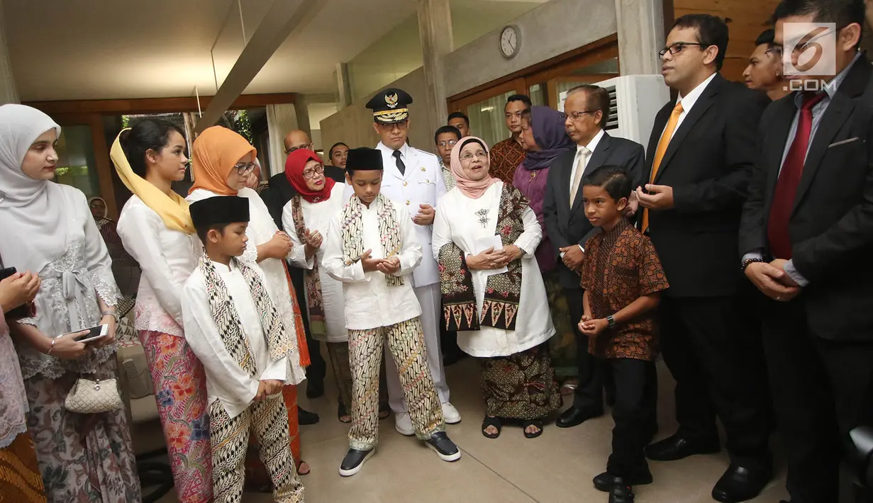 Gubernur DKI terpilih, Anies Baswedan melakukan doa bersama keluarga sebelum menuju Masjid Sunda Kelapa dari rumahnya di Lebak Bulus, Jakarta, Senin (16/10). Anies ke Sunda Kelapa untuk menemui wakilnya, Sandiaga Uno. (Liputan6.com/Immanuel Antonius)