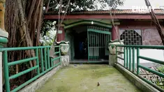 Sosok Eyang Datuk Banjir cukup dikenal oleh masyarakat Jakarta Timur. Kesaktiannya, konon sangat ditakuti oleh Belanda.  