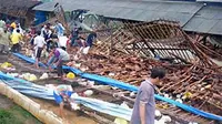Warga membantu mengevakuasi ribuan ekor ayam broiler yang tertimpa bangunan kandang yang ambruk akibat diterjang angin puting beliung di Sukabumi, Jabar. (Antara)