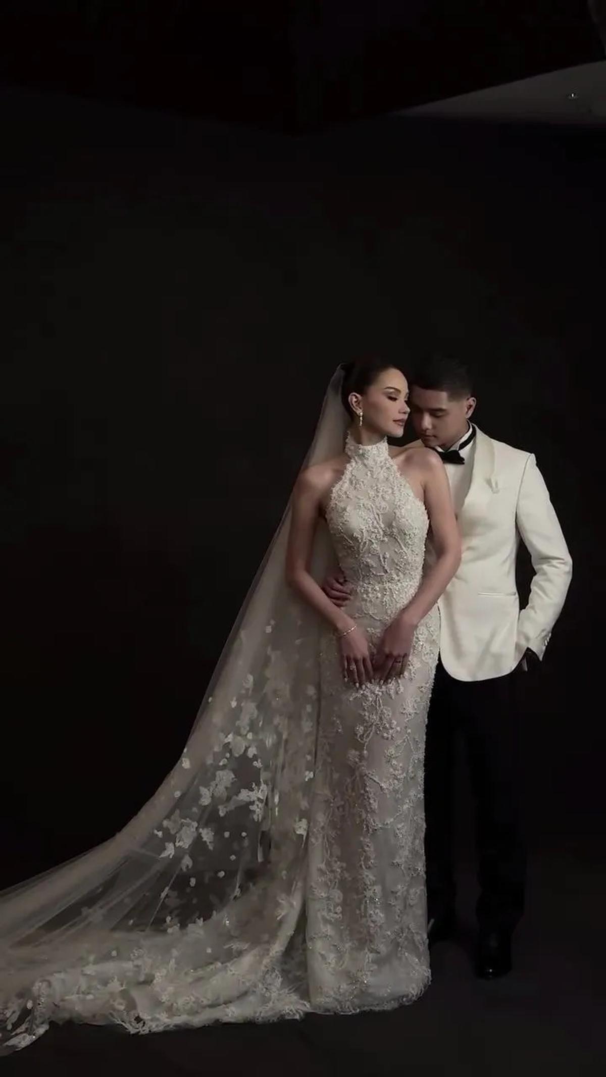 9 Potret Detail Dress Alyssa Daguise di Intimate Dinner Pernikahan dengan Al Ghazali