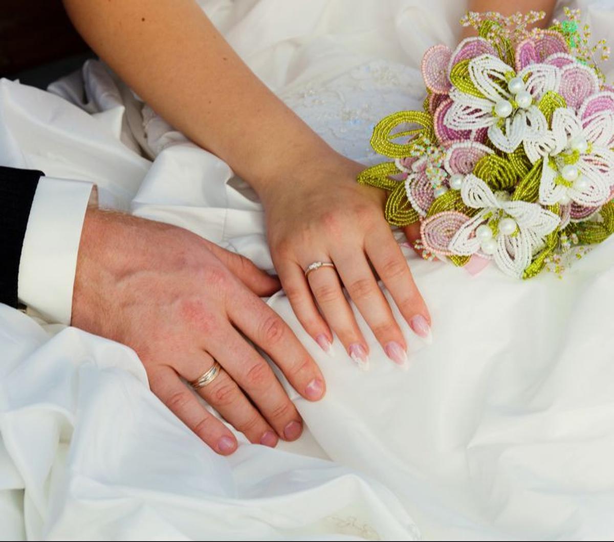 Pernikahan adalah momen sakral yang dirasakan oleh dua orang mempelai pengantin. Tak sekedar mengikat janji suci, kedua pasangan juga akan berbagi kebahagiaan dengan keluarga dan orang terdekat mereka.