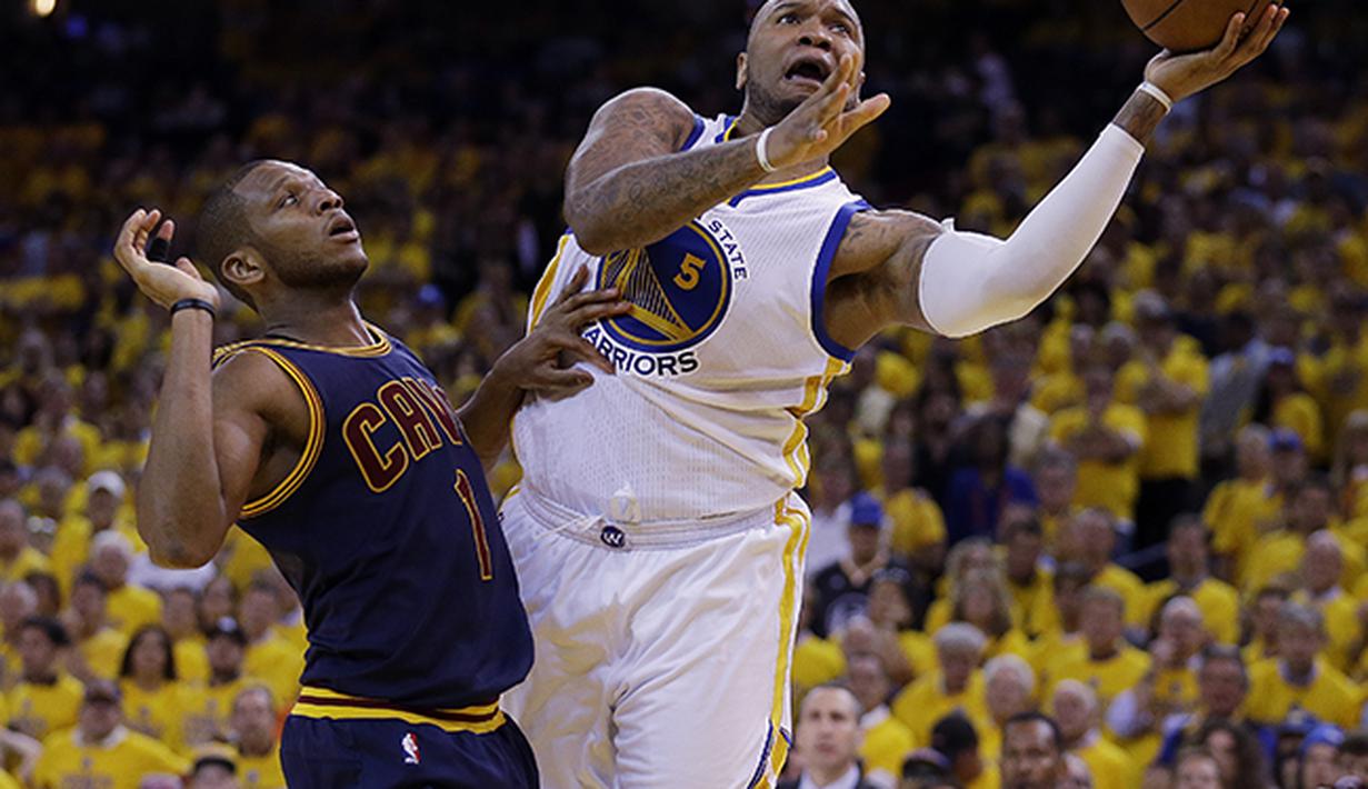 Duel aksi pemain Golden State Warriors, Marreese Speights (5) denganJames Jones asal Cleveland Cavaliers. (AP/Ben Mar