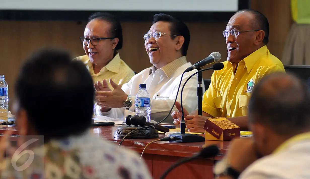 ARB (kanan) dan Agung Laksono (tengah) terlihat gembira saat menghadiri Rapat Pengurus Harian Partai Golkar, Jakarta, Kamis (4/2/2016). ARB dalam pembukaan rapat mengemukakan rapat hari ini hanya silahturahmi dan kangen-kangenan.(Liputan6.com/Johan Tallo)