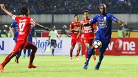 Carlton Cole dinilai bermain baik oleh pelatih Persib Bandung Djadjang Nurdjaman saat menghadapi Arema FC pada laga perdana Liga 1 2017 di Stadion Gelora Bandung Lautan Api, Sabtu (15/4/2017) malam WIB. (Liputan6.com/Yoppy Renato)