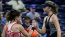 Petenis Rusia, Maria Sharapova berjabat tangan dengan Patty Schnyder dari Swiss usai pertandingan tunggal pertama putri AS Terbuka 2018 di New York, (28/8). Sharapova tampil sengit melawan petenis berusia 39 tahun tersebut. (AP Photo/Julio Cortez)