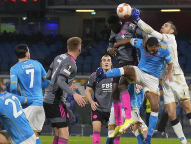 Napoli berhasil meraih kemenangan setelah melewati laga sengit melawan Leicester City pada laga terakhir Grup C Liga Europa. (AP/Gregorio Borgia)