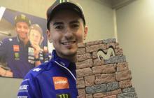 Jorge Lorenzo jadi desainer trofi MotoGP Aragon 2015
