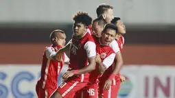 Para pemain Persija Jakarta merayakan gol yang dicetak gelandang Braif Fatari (depan) ke gawang Persib Bandung dalam laga leg pertama final Piala Menpora 2021 di Stadion Maguwoharjo, Sleman, Kamis (22/4/2021). Persija menang 2-0. (Bola.com/M Iqbal Ichsan)