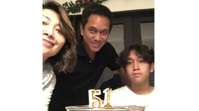 Momen Raphael Sarmanella saat merayakan ulang tahun sang ibunda.