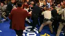Polisi harus naik ke atas ring saat terjadi keributan di ronde 11 antara kubu Floyd Mayweather Jr. dan Zab Judah. Mayweather menang dan menjadi juara dunia baru Kelas Welter IBF. 8 April 2006. (AFP)