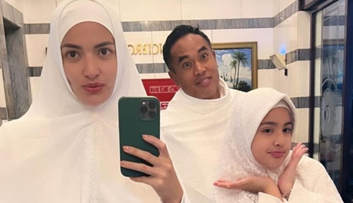 Nia Ramadhani membagikan momen umrahnya bersama suami dan putri sulung melalui Instagram Story belum lama ini. Aktris sekaligus presenter itu bersyukur bisa menjalankan umrah di bulan Ramadhan, tak lupa ketiganya berdoa agar ibadah mereka di Tanah Suci diterima Yang Maha Kuasa.(Liputan6.com/IG/@ramadhaniabakrie)