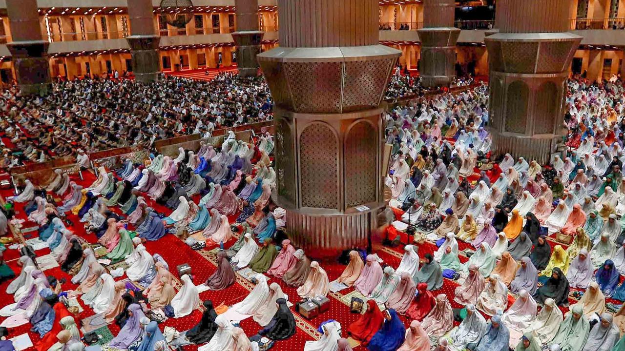 FOTO: Tarawih Pertama  di Bulan Ramadan , Ribuan Umat Islam Padati Mesjid Istiqlal