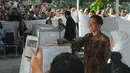 Gubernur Jakarta nonaktif itu saat memasukkan surat suara ke dalam kotak di TPS 18, Menteng, Jakarta, Rabu (9/7/14). (Liputan6.com/Herman Zakharia)