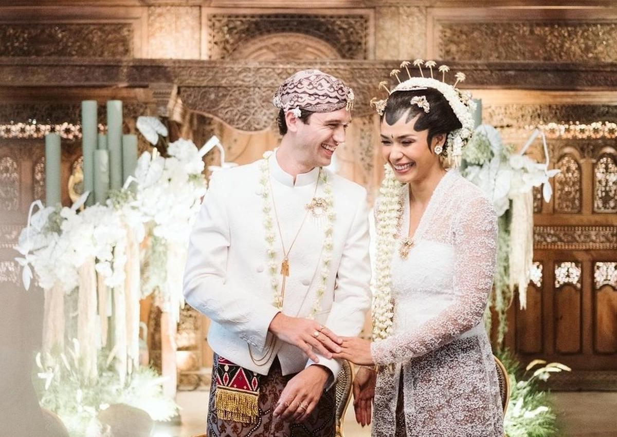 Adinia Wirasti mengejutkan banyak orang dengan pernikahannya yang tiba-tiba dengan Michael Wahr, pria asal Australia, pada 9 Juni 2023, tanpa pernah terlihat pacaran di media sosial.<br>