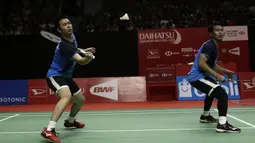 Ganda putra Indonesia, Mohammad Ahsan/Hendra Setiawan, saat menghadapi ganda Chinese Taipei, Lee Yang/Wang Chi Lin, pada laga Indonesia Masters 2020 di Istora Senayan, Jakarta, Jumat (17/1). Ahsan/Hendra menang 9-21, 21-15, dan 21-19. (Bola.com/Yoppy Renato)
