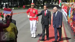 Presiden Joko Widodo memperkenalkan anak-anak yang ikut menyambut kedatangan Presiden Afganistan Mohammad Ashraf Ghani di Istana Merdeka, Jakarta, Rabu (5/4). (Liputan6.com/Angga Yuniar)
