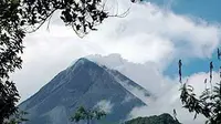 Aktivitas gunung merapi dilihat dari Desa Turgo, Sleman, Yogyakarta. Lebih kurang 500 gunung api yang terdapat di Indonesia, sebanyak 129 gunung dikategorikan sebagai gunung api aktif.(Antara)