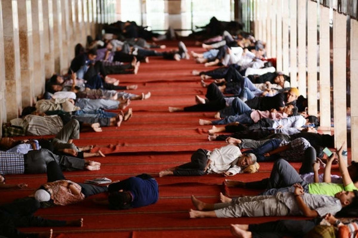 Ratusan jemaah tertidur usai Jumatan di Masjid Istiqlal