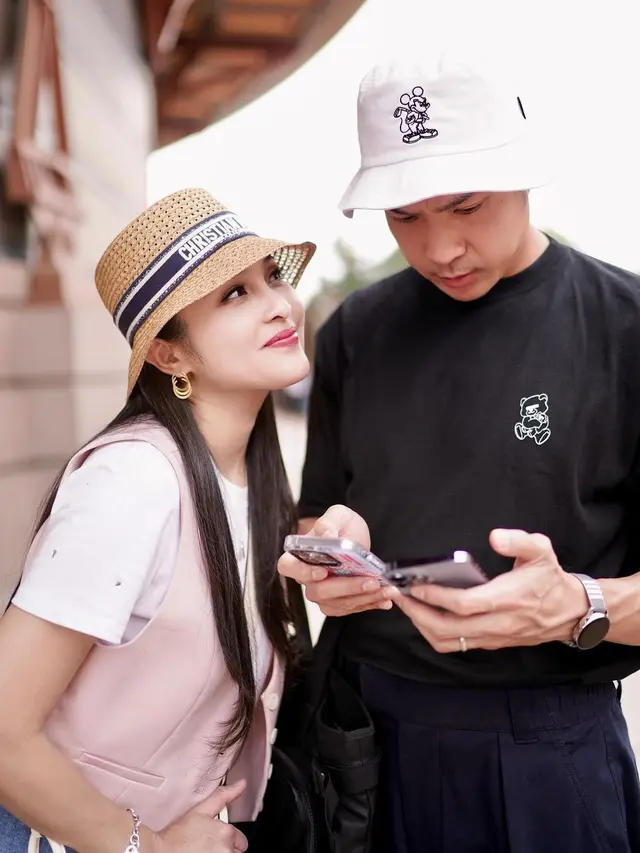 Potret Sandra Dewi dan Harvey Moeis Liburan Berdua di Disneyland