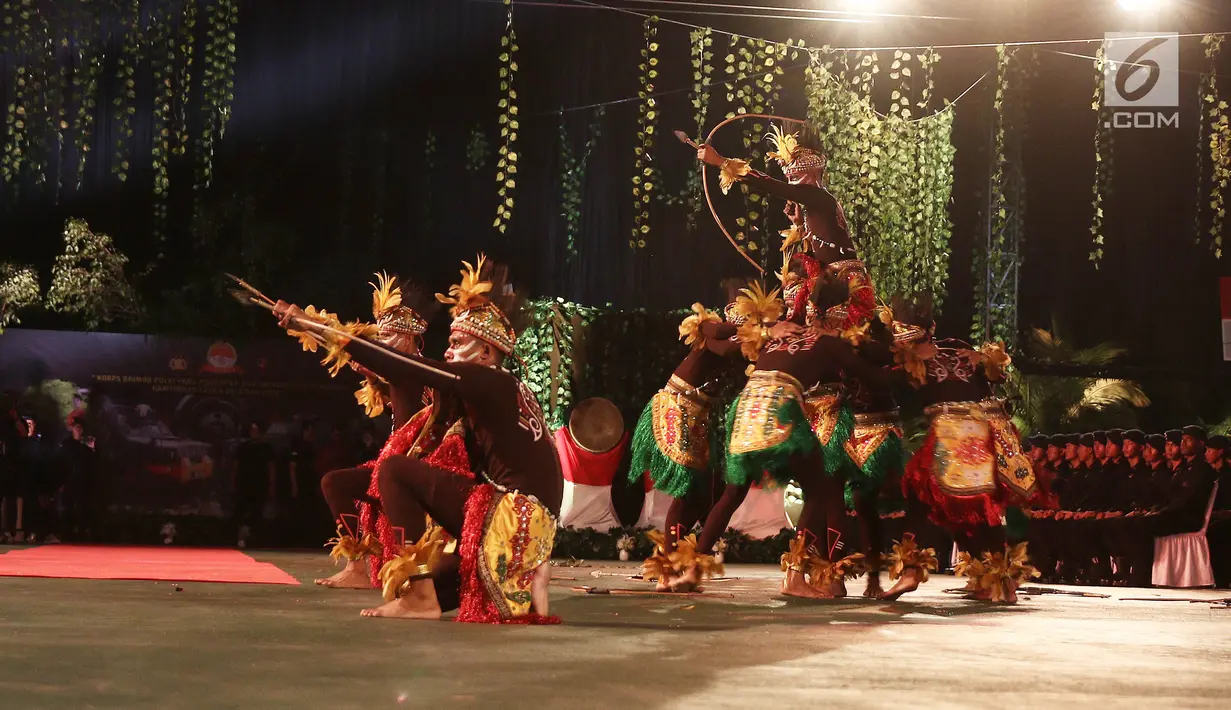 Atraksi anggota brimob saat meriahkan HUT Korps Brimob ke-73 di Mako Brimob Polri, Kelapa Dua, Depok, Jawa Barat, Rabu (14/11). Anggota brimob dari berbagi daerah membawakan tarian daerah masing-masing dari bali, papua. (Liputan6.com/Herman Zakharia)