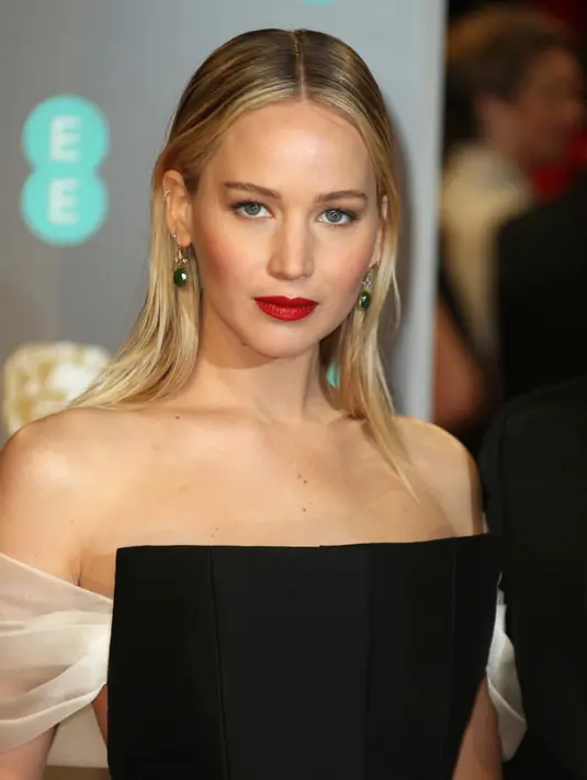 Ekspresi Jennifer Lawrence saat tiba menghadiri BAFTA Awards 2018 di London, Inggris (18/2). Jennifer Lawrence tampil cantik dengan gaun berwarna hitam dan lipstik berwarna merah. (Photo by Vianney Le Caer/Invision/AP)