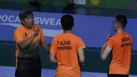 Ganda putra Indonesia, Fajar Rian / Muhammad Rian, mendengar instruksi saat melawan Aaron Chia / Soh Wooi Yik pada final beregu SEA Games 2019 di Multinlupa Sport Center, Rabu (4/12). Fajar / Rian kalah 17-21 dan 13-21. (Bola.com/M Iqbal Ichsan)