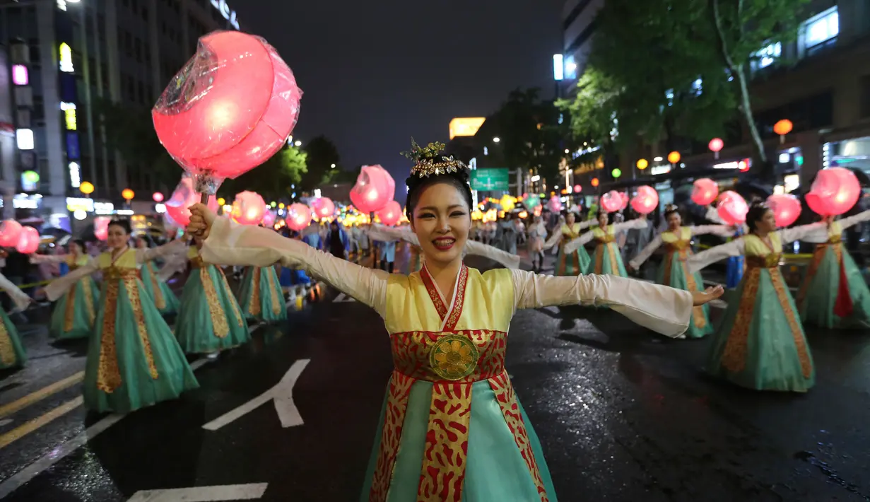 Peserta berbaris dalam parade lentera, yang menandai dimulainya Festival Lentera Lotus di Seoul, 12 Mei 2018. Festival ini merupakan acara tahunan masyarakat Korea Selatan untuk merayakan hari ulang tahun Budha pada 22 Mei mendatang. (AP/Ahn Young-joon)