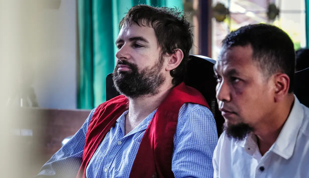 Warga negara Prancis, Felix Dorfin (kiri) duduk di samping penerjemah setelah divonis hukuman mati oleh Pengadilan Negeri Mataram, Lombok, Senin (20/5/2019). Majelis Hakim  menjatuhkan vonis hukuman mati kepada Dorfin Felix, yang kedapatan membawa 2,4 kilogram narkotika jenis sabu. (ARSYAD ALI/AFP)