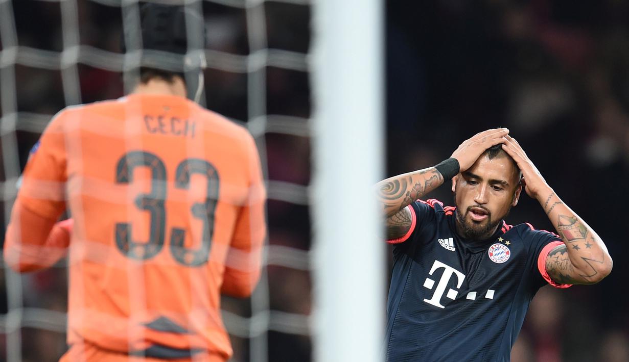Ekspresi kekecewaan pemain Bayern Munchen, Arturo Vidal, setelah gagal memanfaatkan peluang di depan gawang Arsenal dalam lanjutan Grup F Liga Champions di Stadion Emirates, London, Rabu (21/10/2015) dini hari WIB. (EPA/Tobias Hase)
