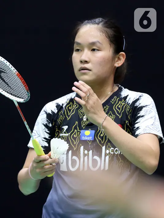 Pebulutangkis tunggal putri Indonesia, Ruselli Hartawan saat melawan Michelle LI (Kanada) pada babak pertama Indonesia Masters 2020 di Istora GBK, Jakarta, Rabu (15/1/2020). Ruselli Hartawan kalah dua set langsung 14-21, 15-21. (Liputan6.com/Helmi Fithriansyah)